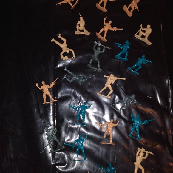 Tiny Army Men and Tank - Picture 8 of 8